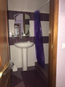 La salle de bains est pourvue d'un lavabo et d'un miroir. dans l'établissement Lorena, à Odessa