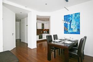 comedor con mesa y sillas en Ferienwohnung Am Kurpark - Wohnung 1,60qm- en Garmisch-Partenkirchen