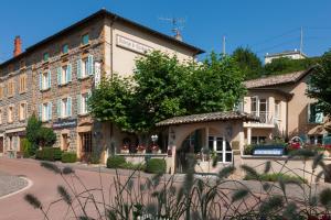 Vaux-en-BeaujolaisにあるAuberge de Clochemerle, Spa privatif & restaurant gastronomiqueの町の通り建て