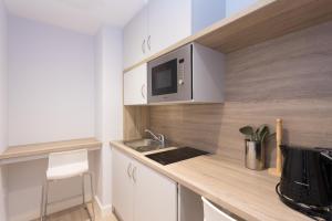 Una cocina o zona de cocina en SWUITE GALWAY