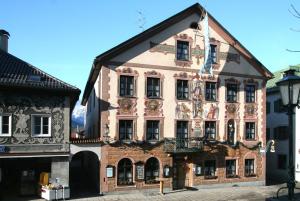 un edificio con una bandera en la parte delantera en Ferienwohnung Am Kurpark - Wohnung 1,60qm-, en Garmisch-Partenkirchen