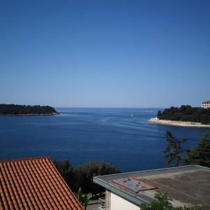 - une vue sur une grande étendue d'eau dans l'établissement Apartments Villa Bartol, à Pula