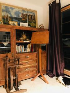 una camera con scrivania e libreria di Romantic Cottage House a Žužemberk