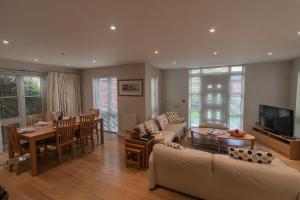 uma sala de estar com um sofá e uma sala de jantar em Spacious Luxury Apartments in Windsor em Windsor