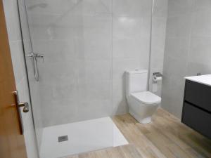 ein weißes Badezimmer mit Toilette und Dusche in der Unterkunft Casa casco antiguo, junto al Bufador in Peñíscola + 28 Fotos