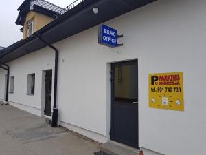 un edificio con un cartel en el costado en Noclegi i Parking u Andrzeja en Gdansk