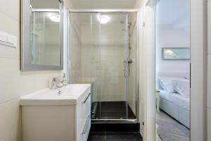 y baño con ducha, lavabo y espejo. en San Lorenzo Deluxe Room with Balcony, en Dubrovnik