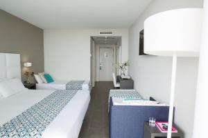 Posteľ alebo postele v izbe v ubytovaní Altafulla Mar Hotel