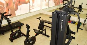 - une salle de sport avec plusieurs vélos d'exercice dans l'établissement Encontro das Águas Thermas Resort, à Caldas Novas