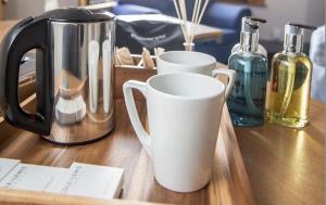 une table avec deux tasses à café sur une table en bois dans l'établissement Townhouse No 12, à Huddersfield