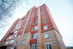トムスクにあるКвартиры на Мираの高い赤レンガ造りの塔