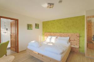 Ein Bett oder Betten in einem Zimmer der Unterkunft Landhotel Villa Moritz garni