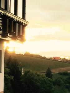 - une vue sur le coucher du soleil depuis un bâtiment dans l'établissement Gasthof Tischlerwirt, à Kitzeck im Sausal