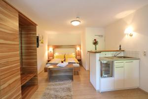 Landhotel Villa Moritz garni في Oberahr: غرفة نوم صغيرة بها سرير ومطبخ