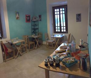 een kamer met tafels en stoelen en een tafel met eten erop bij Le Case del Parco in Peschici