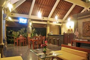 A restaurant or other place to eat at Bali Aroma Exclusive Villas