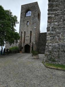 un grande edificio in pietra con una finestra sopra di Bed & Breakfast Castello a Padenghe sul Garda