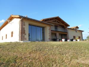 a house with a large lawn in front of it at Chambres d'Hôtes Lieu Dit Cruzel in Moissac