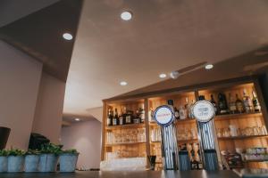 Ο χώρος του lounge ή του μπαρ στο Hotel New Regina