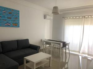 a living room with a couch and a table at Marina Golf Appart Chez Hicham in Asilah