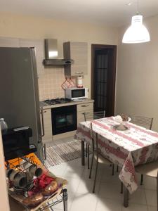 uma cozinha com uma mesa com uma toalha de mesa em Civico 2 Operetta Marina em Cremona