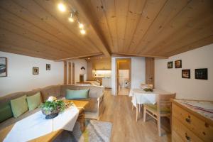 ein Wohnzimmer mit einem Sofa und einem Tisch in der Unterkunft Haus Spielmann in Ehrwald