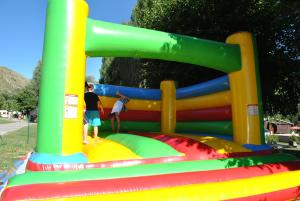 two people are playing on a inflatable play structure at Camping les Auches in Ancelle