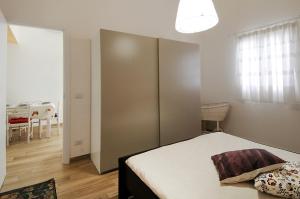 1 dormitorio con 1 cama y comedor en casa vacanza Maria, en Marina di Ragusa