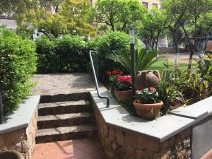 een trap met planten en bloemen in een park bij Residence Santa Maria Suites in Marina di Camerota