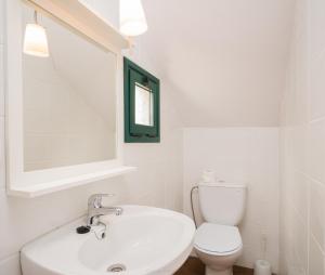 A bathroom at Apartamentos Los Rosales