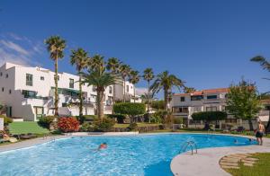 The swimming pool at or close to Apartamentos Los Rosales
