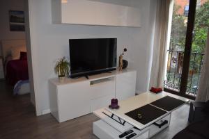 ein Wohnzimmer mit einem TV auf einem weißen Schrank in der Unterkunft Moderno apart centro in Madrid