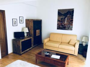 Televízia a/alebo spoločenská miestnosť v ubytovaní Sally's B&B