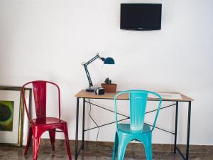 Televízia a/alebo spoločenská miestnosť v ubytovaní Be Central Rooms