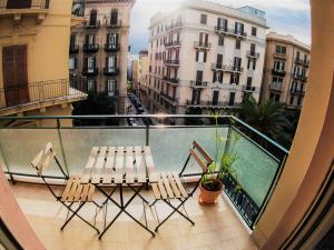 balcón con 2 sillas y vistas a la ciudad en Be Central Rooms, en Palermo
