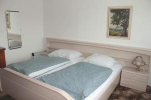 - une chambre avec un lit et une photo sur le mur dans l'établissement Apartmán Lužnická, Soběslav, à Soběslav