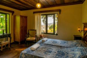 a bedroom with a bed and a window at Elaia Hotel in Bergama