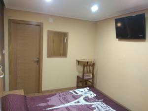 Una televisión o centro de entretenimiento en Hostal Lido