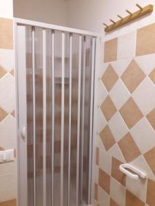una doccia con porta in vetro in bagno di domus pandora a Tanaunella