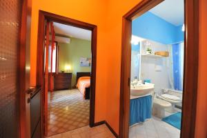 baño de color naranja con lavabo y aseo en Estate4Home - Orange Dreams en Sant'Agnello