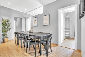 ein Esszimmer mit einem schwarzen Tisch und Stühlen in der Unterkunft Forenom Serviced Apartments Oslo City Hall in Oslo