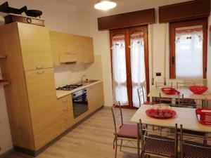 a kitchen and dining room with a table and chairs at B&B Centrum Palmi in Palmi