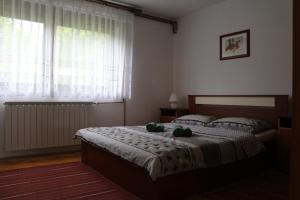 un dormitorio con una cama con dos animales de peluche en Apartment Paula, en Slunj