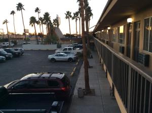 um carro estacionado num parque de estacionamento ao lado de um edifício em Torch Lite Lodge em Yuma