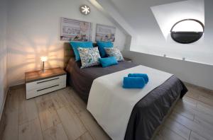 アロナにあるParque Santiago Luxury 306の青い枕が付いた大きなベッドのある寝室 +21枚の写真