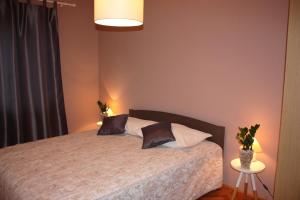 ein Schlafzimmer mit einem Bett mit zwei Pflanzen drauf in der Unterkunft Chocolate in Pula