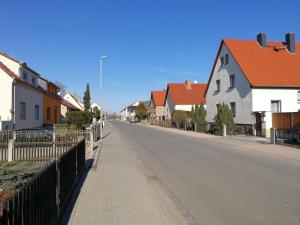 エアフルトにあるFewo EF-Stotternheimの家屋と柵の空き道