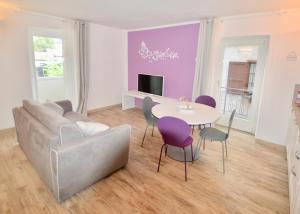 un salon avec un canapé, une table et des chaises dans l'établissement Casa delle Corti, à Colico