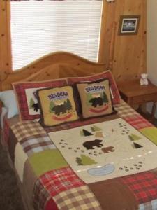 um quarto com uma cama com almofadas de animais em Cabin on the Corner em Big Bear Lake