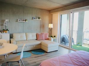 - un salon avec un canapé et une table dans l'établissement Family Studio Aveiro, à Aveiro